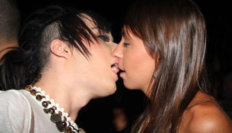  Ex-BBB Serginho é clicado beijando morena